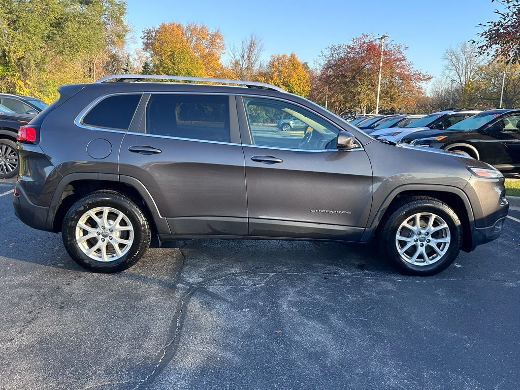 Used 2017 Granite Crystal Metallic Clearcoat Jeep Latitude image 4