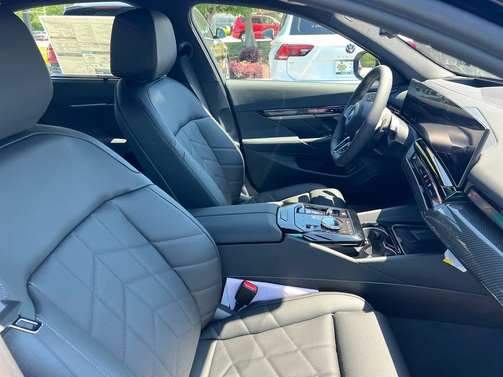 New 2027 Black BMW 550e xDrive image 30