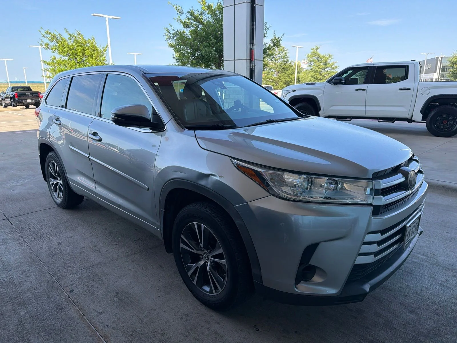 Used 2018 Silver Toyota LE image 22