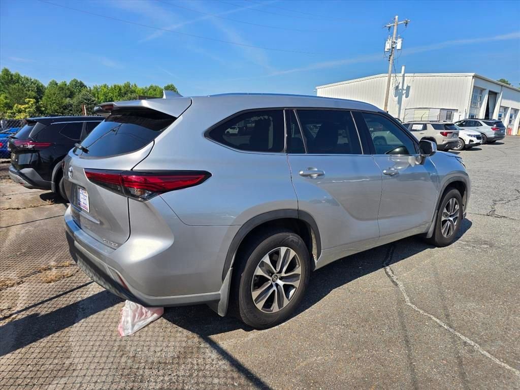 Used 2021 Silver Toyota XLE image 13