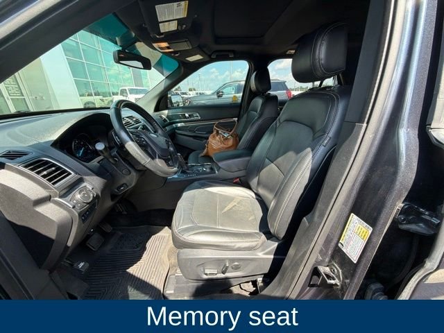 Used 2017  Ford Limited image 16