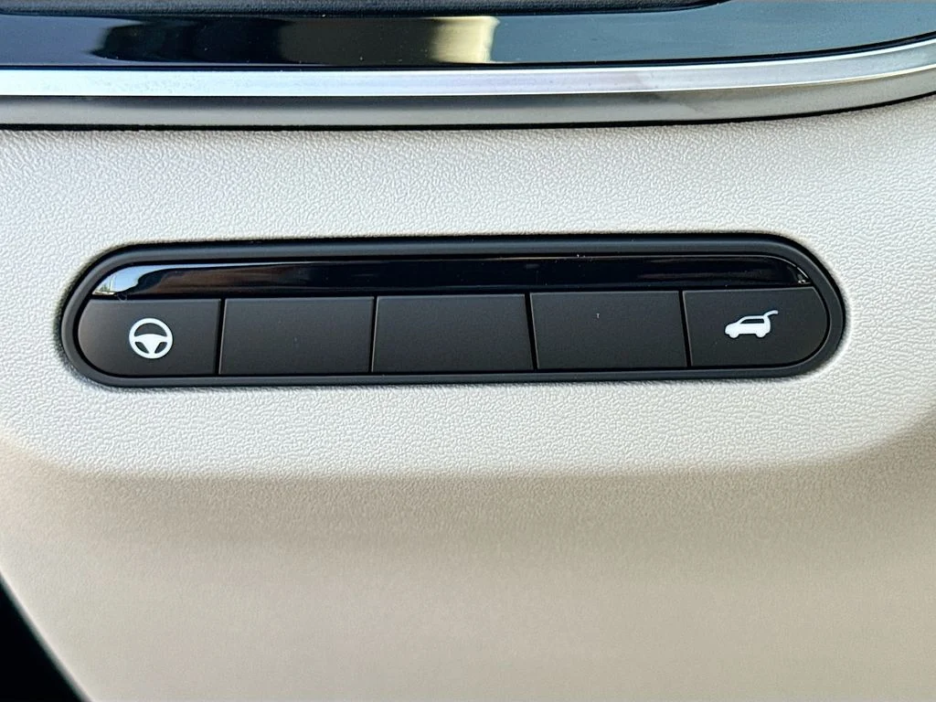 Used 2027 Black INFINITI LUXE image 11