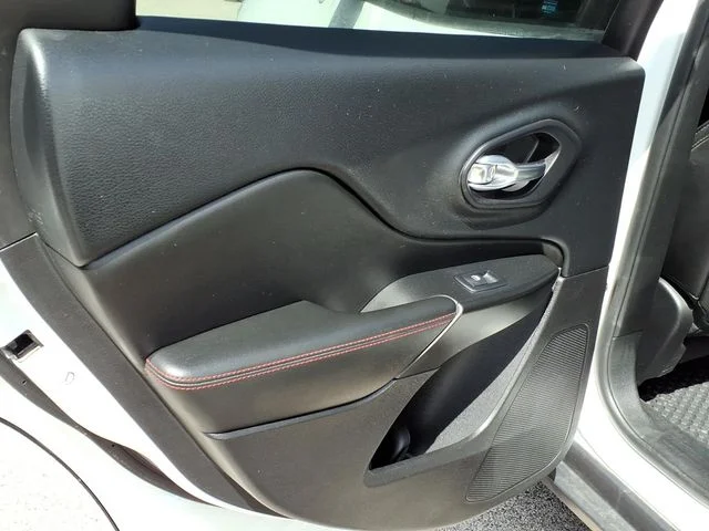 Used 2019 White Jeep Trailhawk image 6
