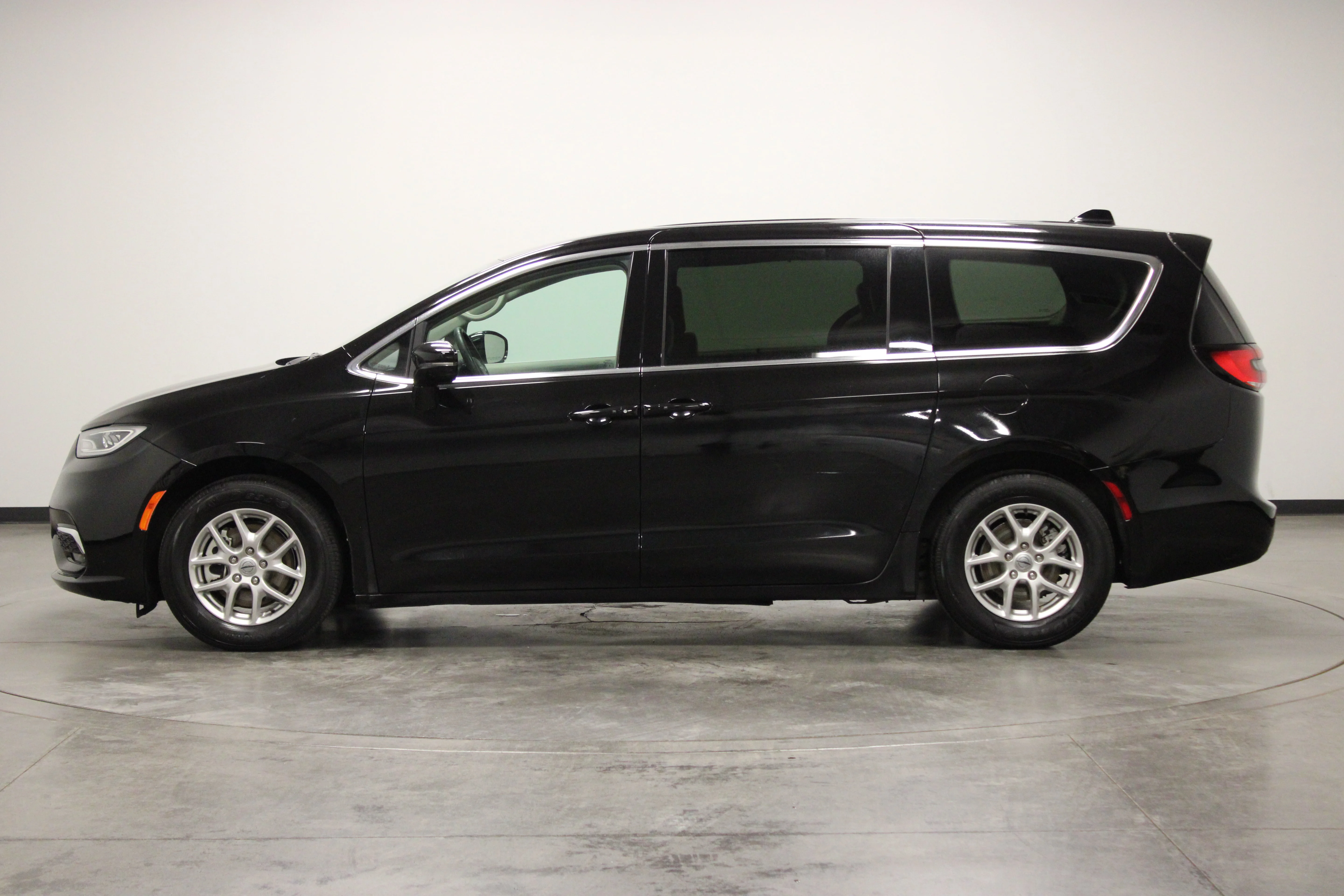 Used 2024 Diamond Black Crystal Pearlcoat Chrysler Touring L image 5