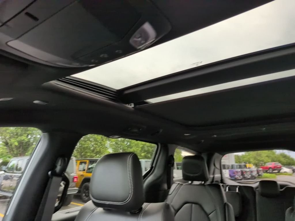New 2027 Bright White Clearcoat Chrysler Select image 26