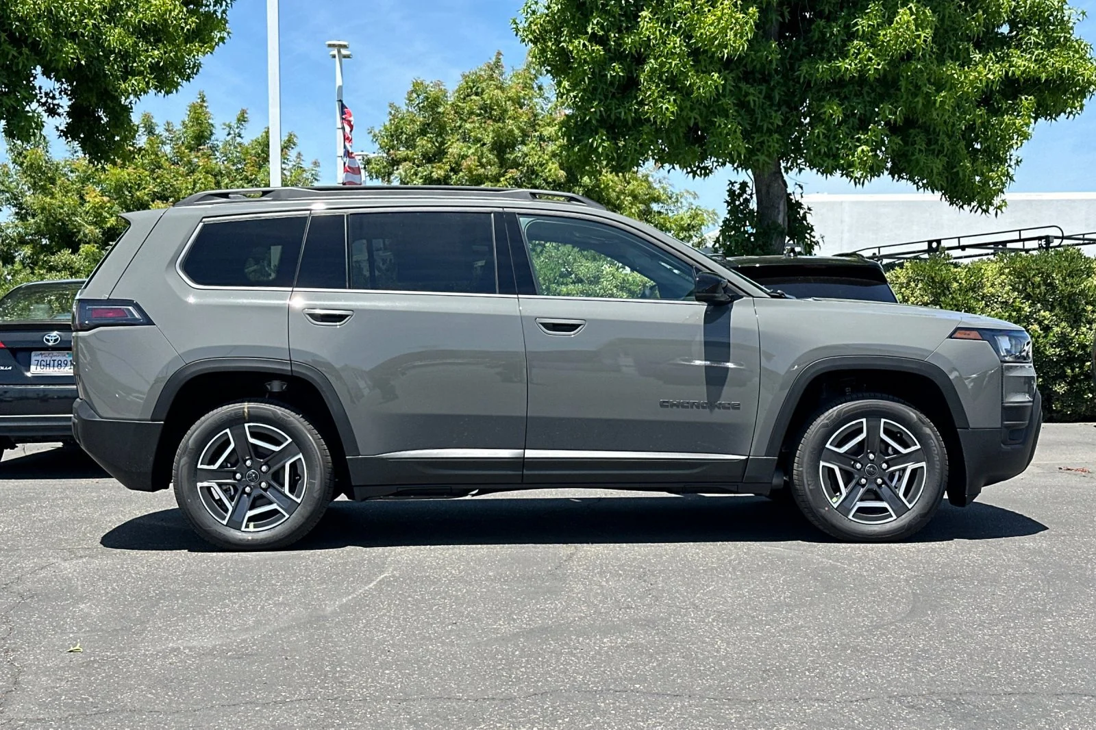 New 2026 Sting-Gray Clear-Coat Exterior Paint Jeep Limited image 3