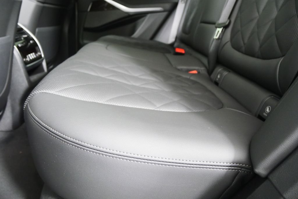 Used 2026 Mineral White Metallic BMW xDrive40i image 15