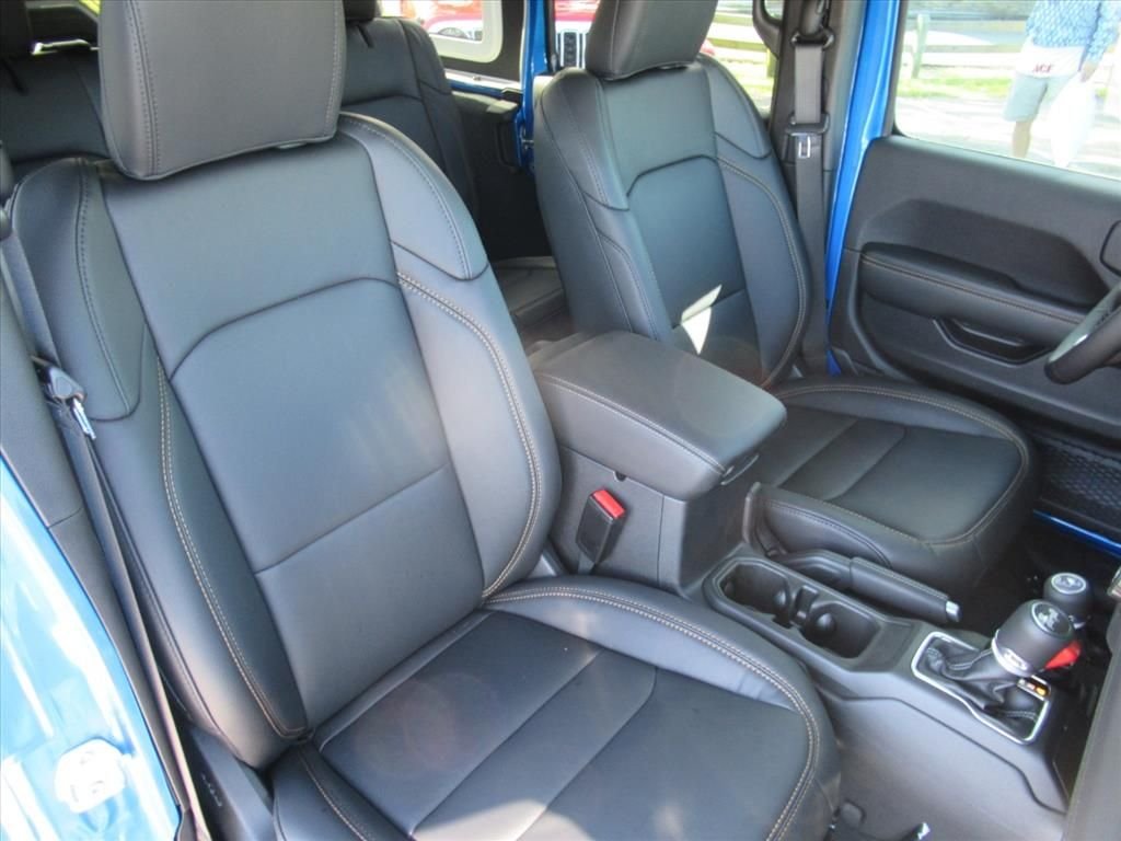 New 2026 Hydro Blue Pearl-Coat Exterior Paint Jeep Sahara image 9