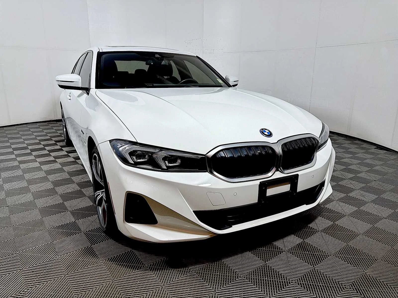 Used 2023 Alpine White BMW 330e xDrive image 2