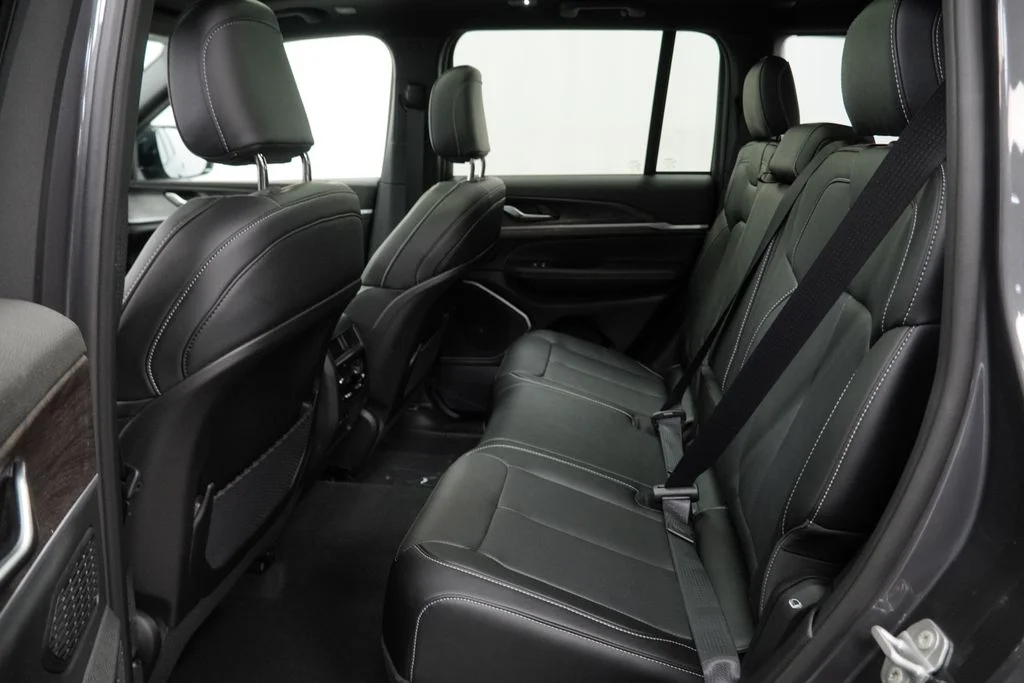 New 2026 Baltic Gray Metallic Clear-Coat Exterior Paint Jeep Limited Reserve image 17