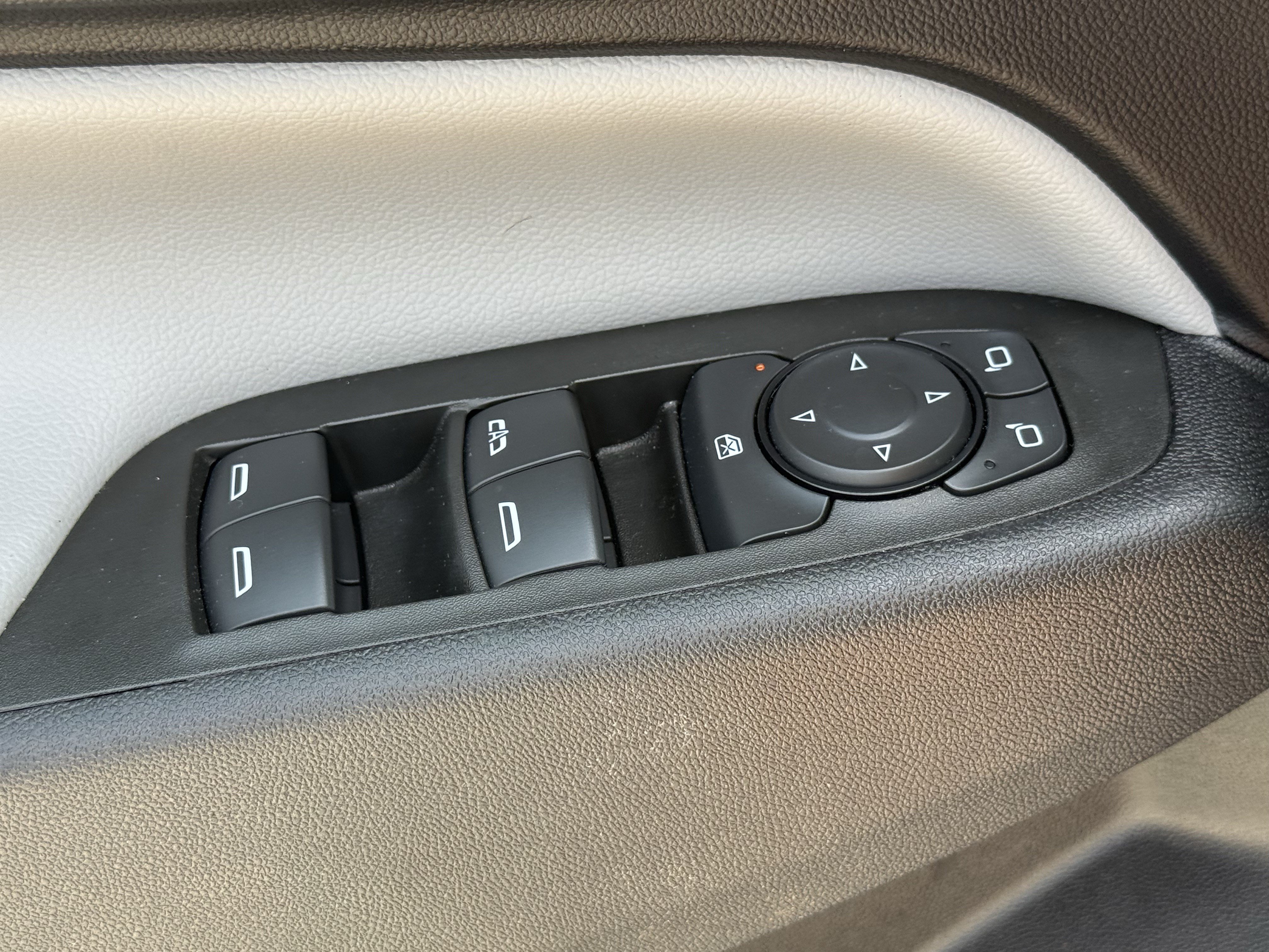 Used 2024 Summit White Chevrolet LT image 25