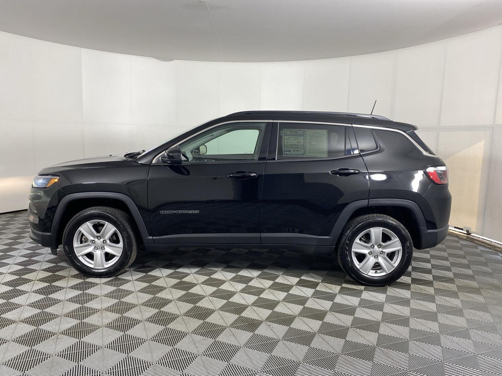Used 2022 Diamond Black Crystal Pearlcoat Jeep Latitude image 14