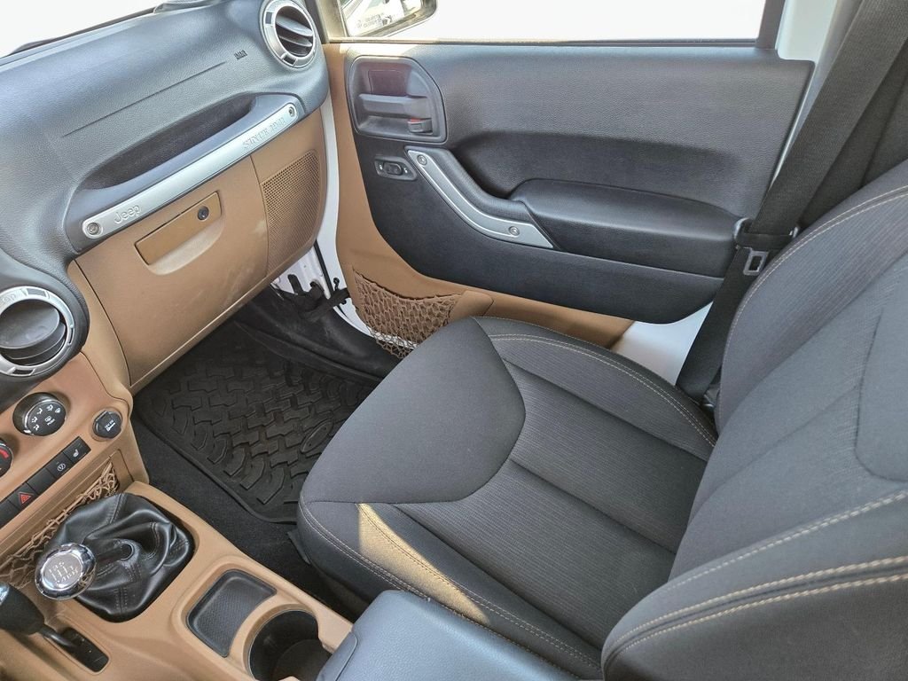Used 2016 White Jeep Sahara image 21