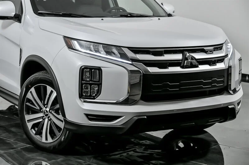 New 2025 White Diamond Mitsubishi SE image 2