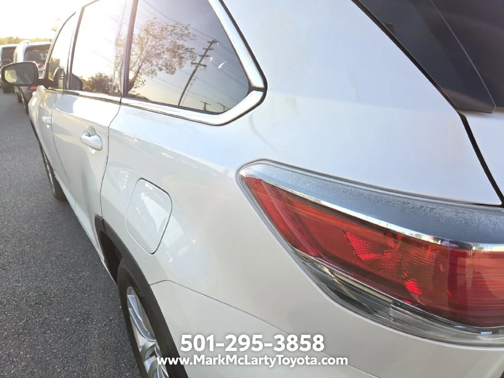 Used 2015 White Toyota LE image 9