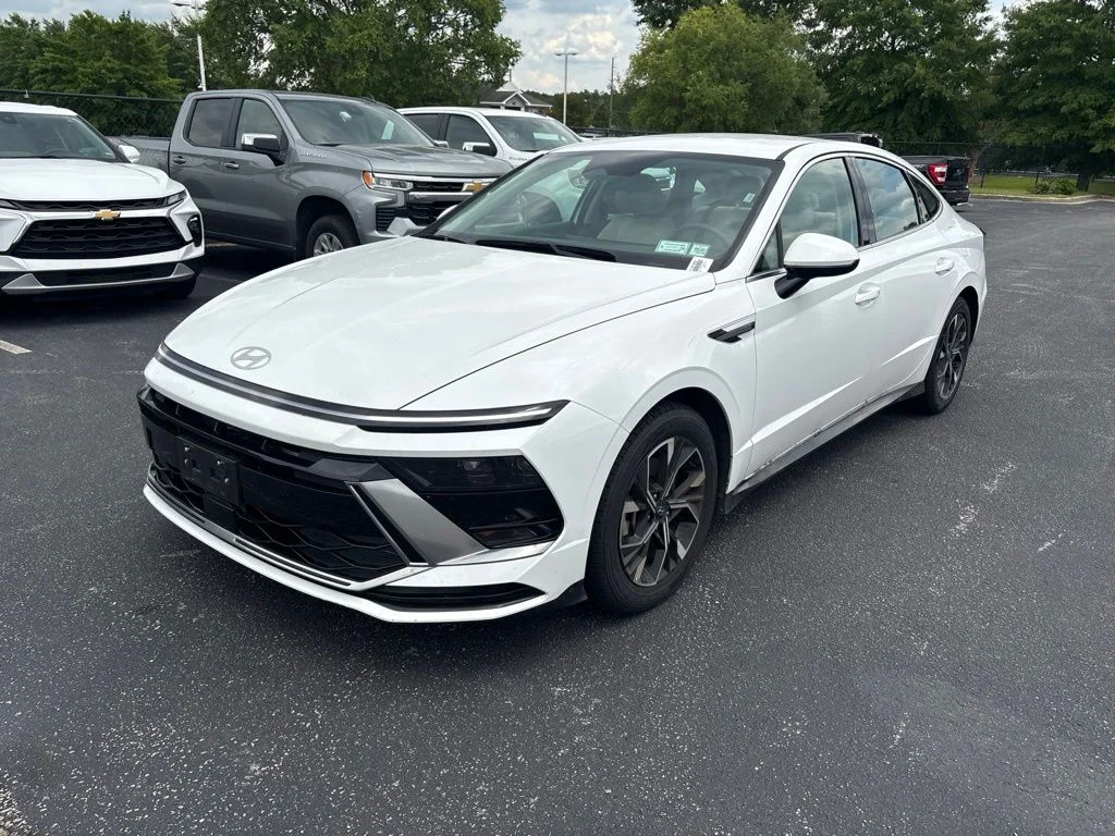 Used 2025 White Hyundai SEL image 7