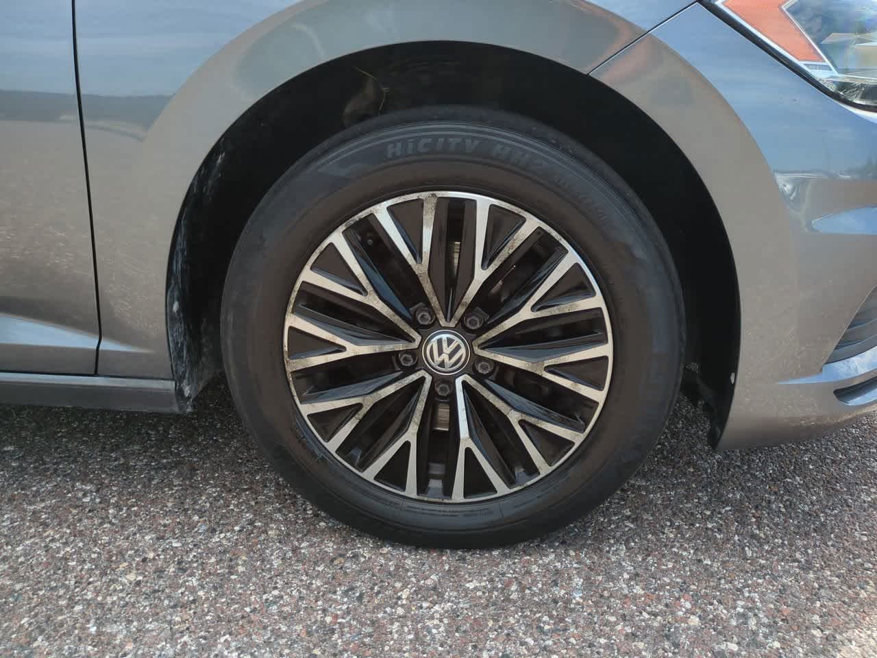 Used 2019 Platinum Gray Metallic Volkswagen SE image 11