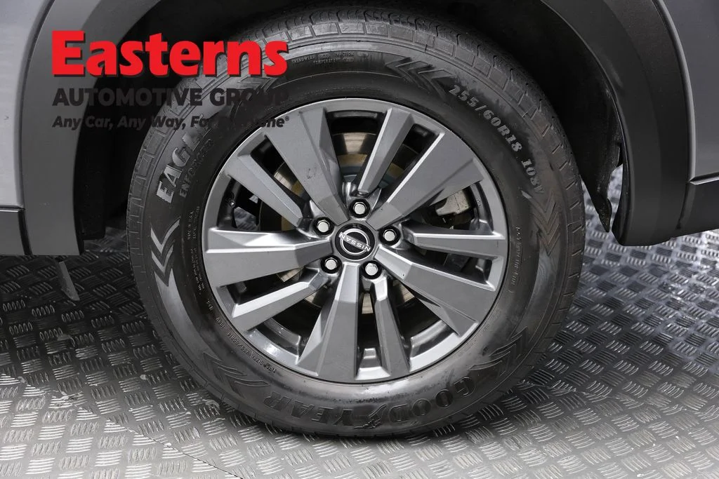 Used 2022 Gray Nissan SV image 8