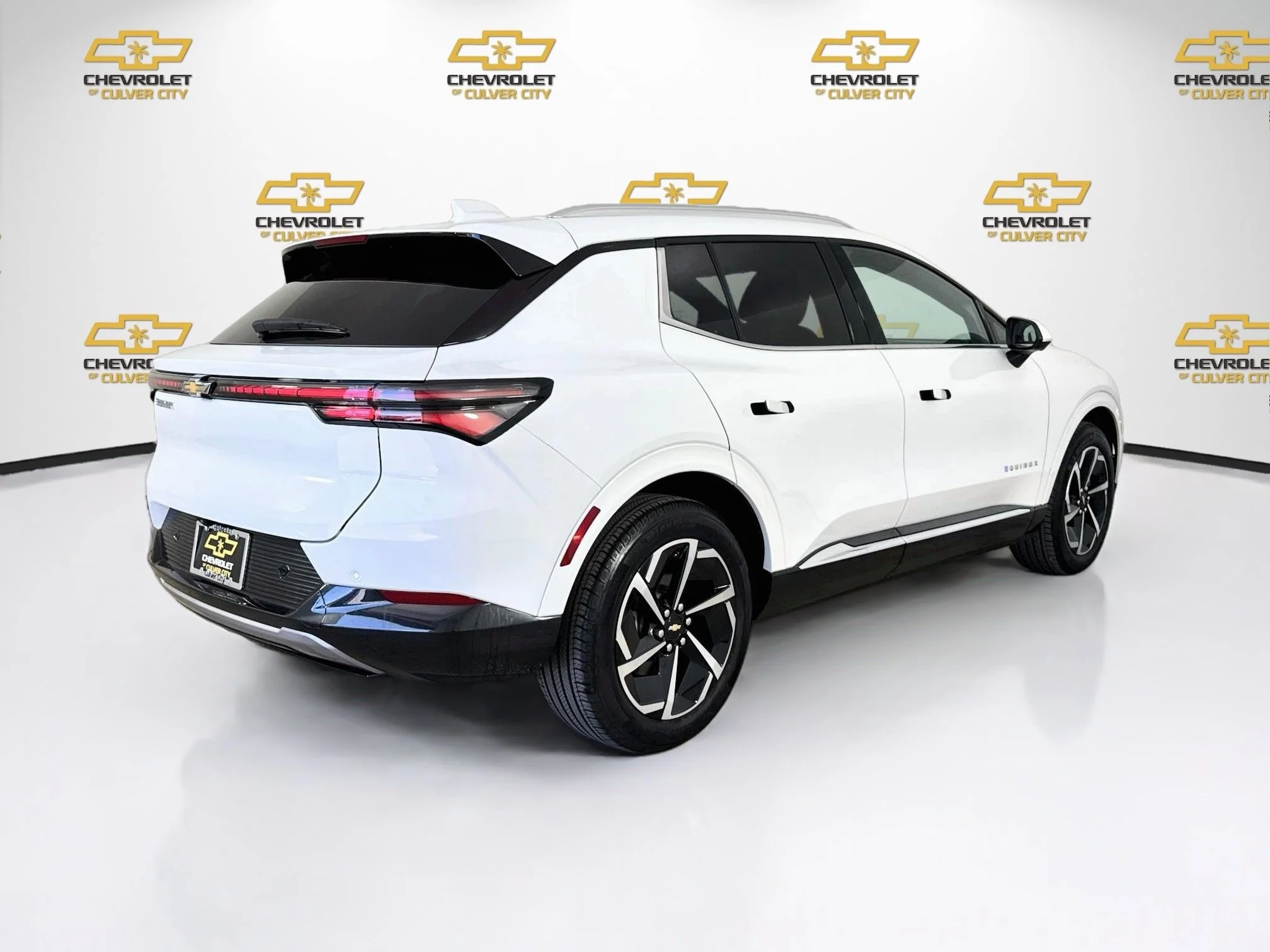 Used 2025 Summit White Chevrolet LT image 8