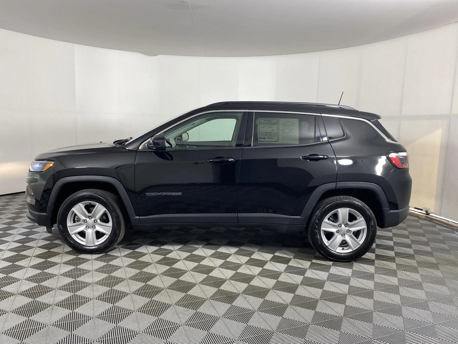 Used 2022 Diamond Black Crystal Pearlcoat Jeep Latitude image 14