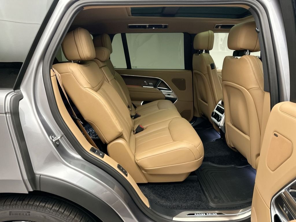 Used 2025  Land Rover SE image 4