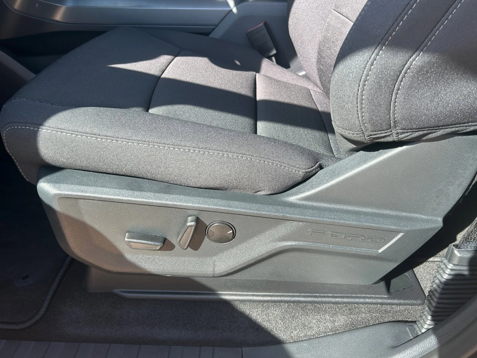 New 2026 Carbonized Grey Metallic Ford XLT image 15