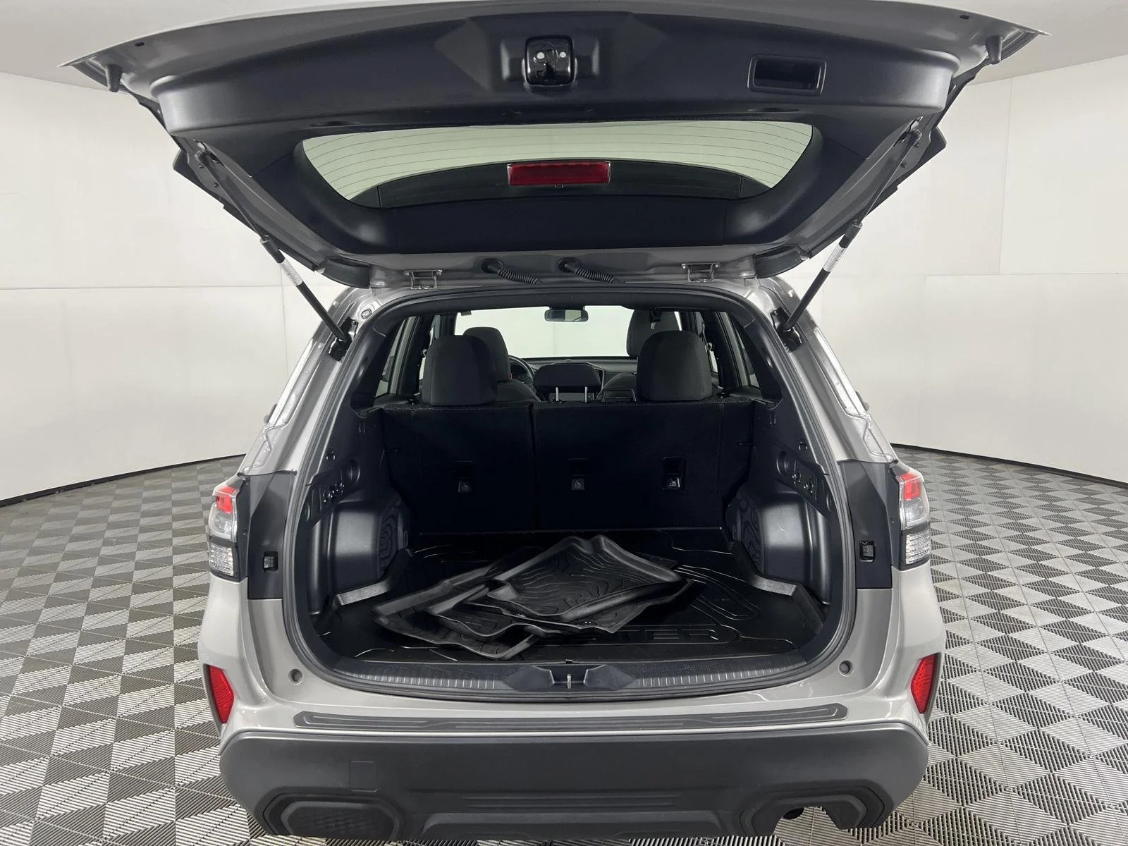 Used 2025 River Rock Pearl Subaru Premium image 48
