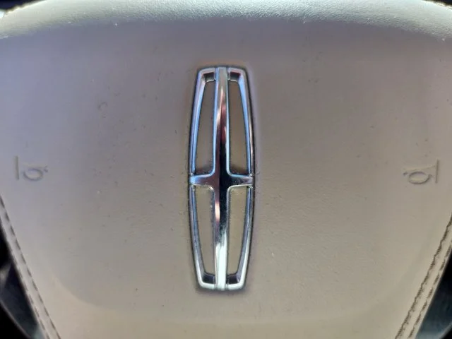 Used 2020 White Lincoln Reserve image 31
