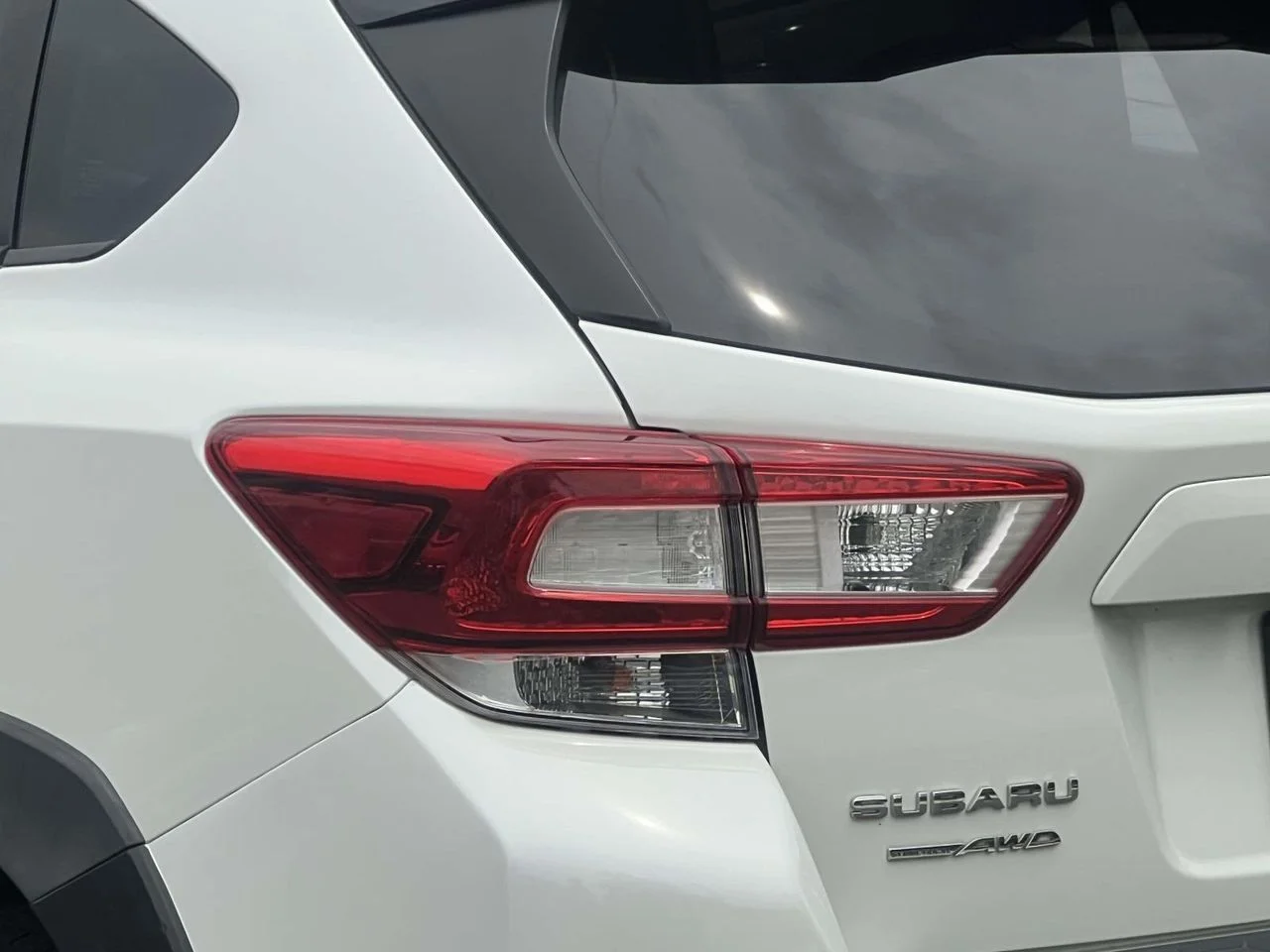 Used 2018 Crystal White Pearl Subaru 2.0i Premium image 16