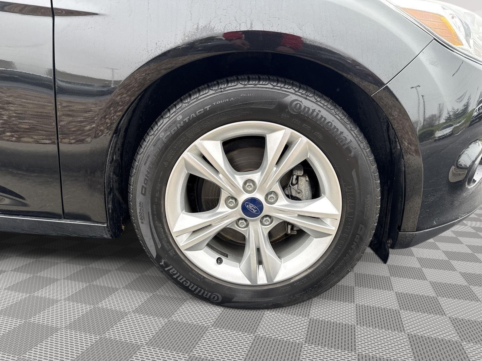 Used 2013 Tuxedo Black Metallic Ford SE image 15