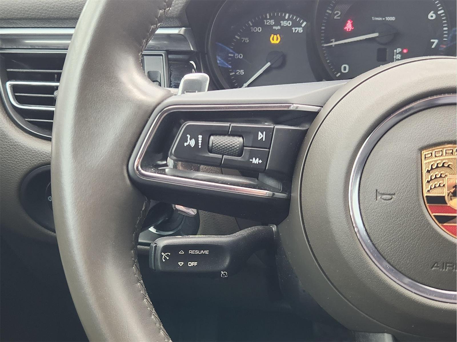 2022 Porsche Macan photo 28 of 33