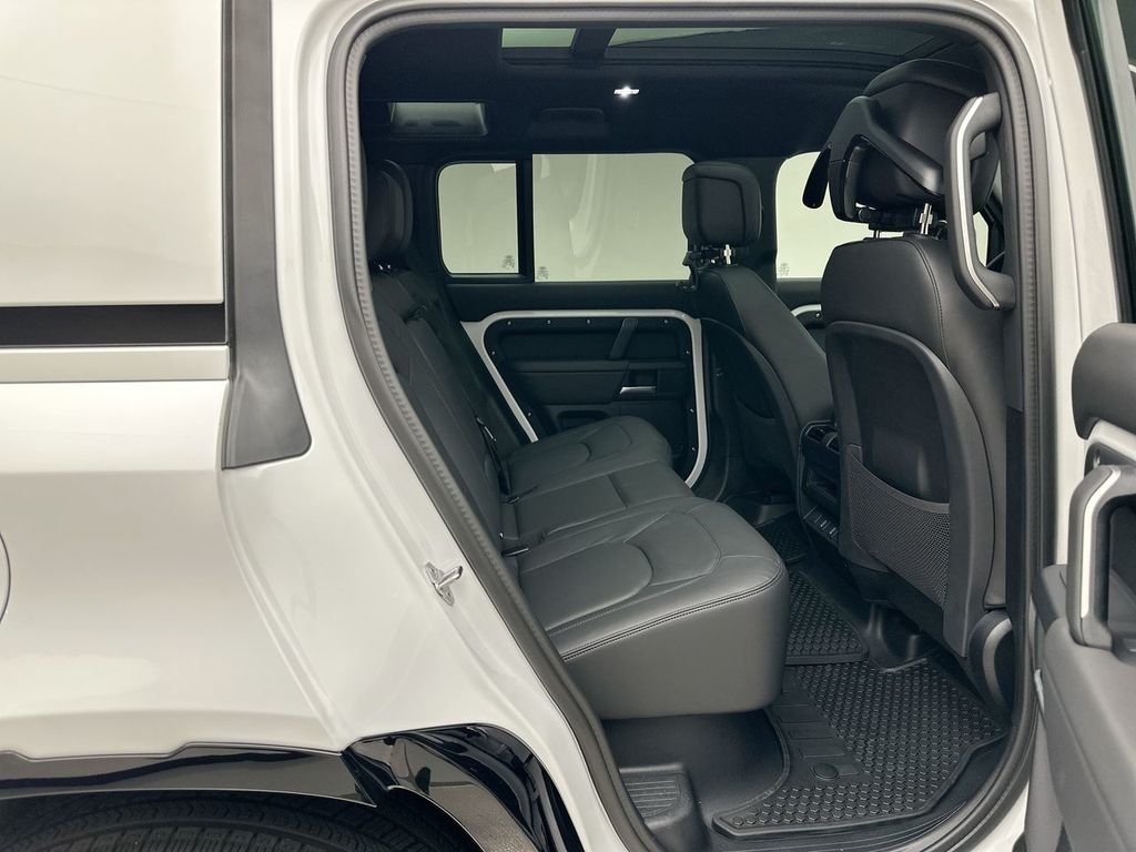 New 2026 Fuji White Land Rover X-Dynamic SE image 7