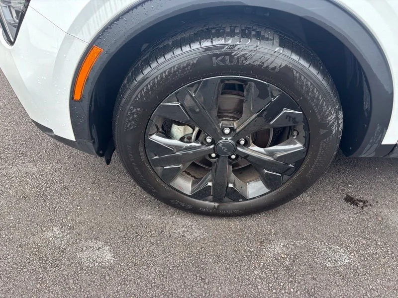 Used 2025 White Kia X-Line image 17