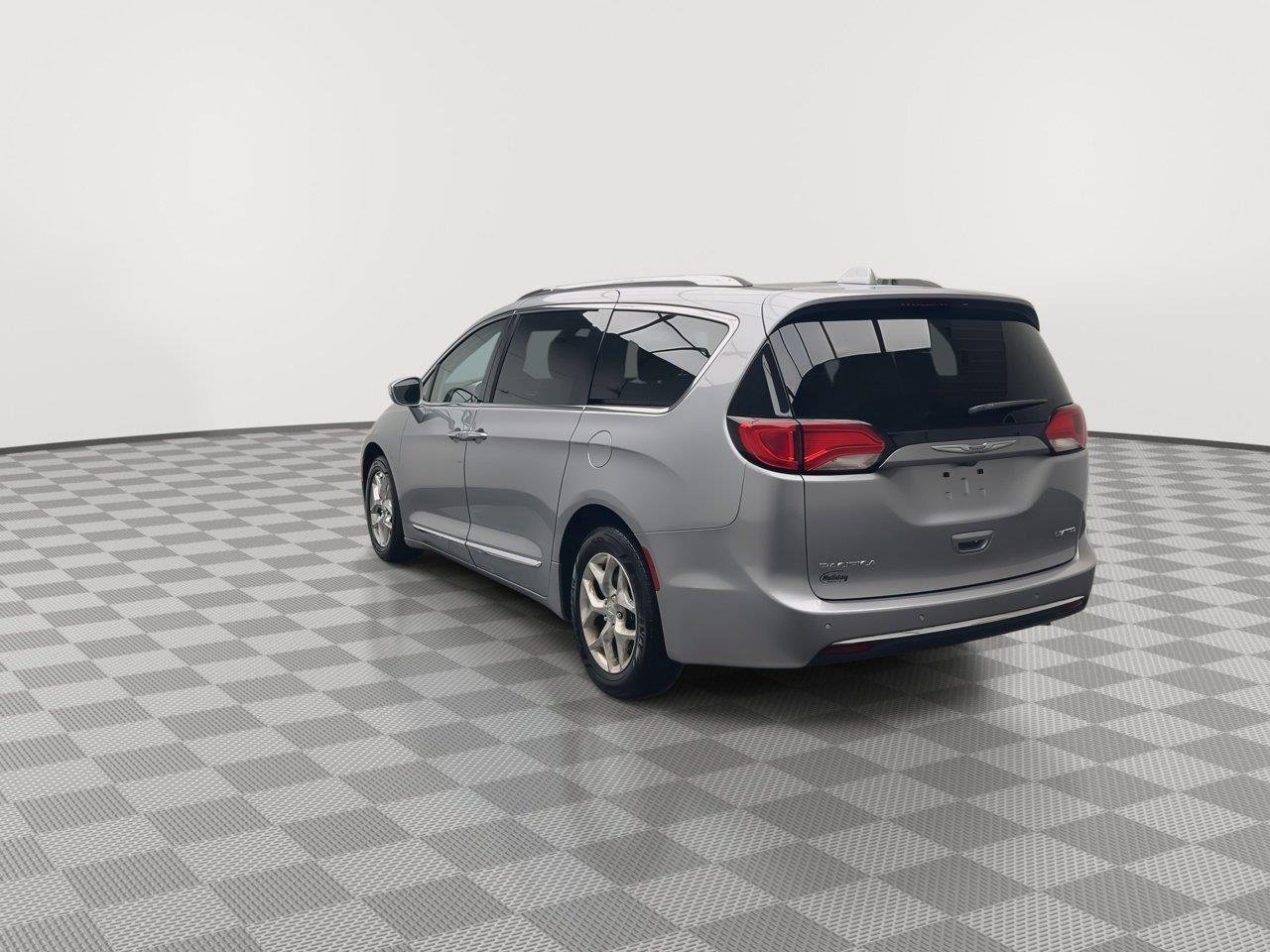 Used 2018 Billet Silver Metallic Clearcoat Chrysler Limited image 40