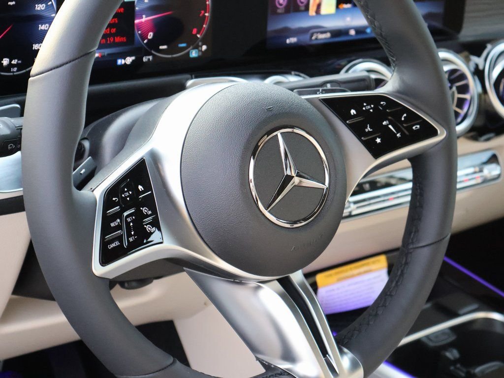 New 2026 Polar White Mercedes-Benz GLB 250 image 20
