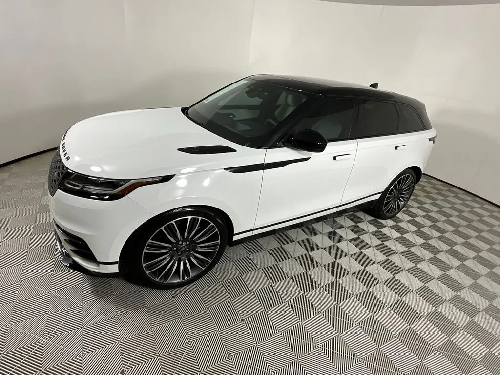 Used 2023 White Land Rover R-Dynamic S MHEV image 9