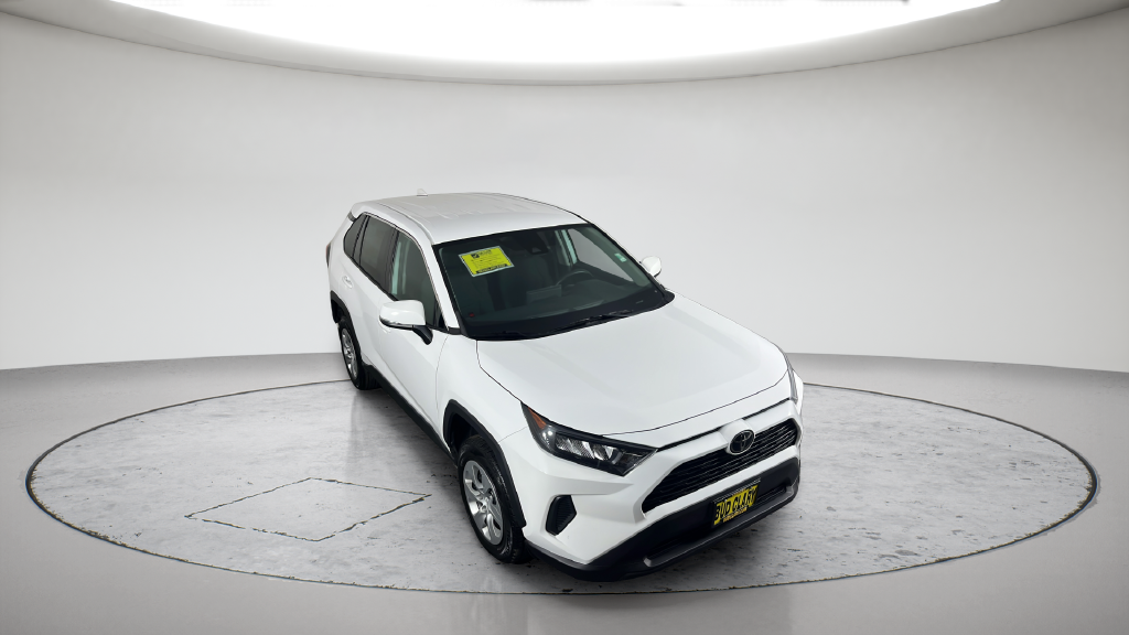 Used 2022 White Toyota LE image 5