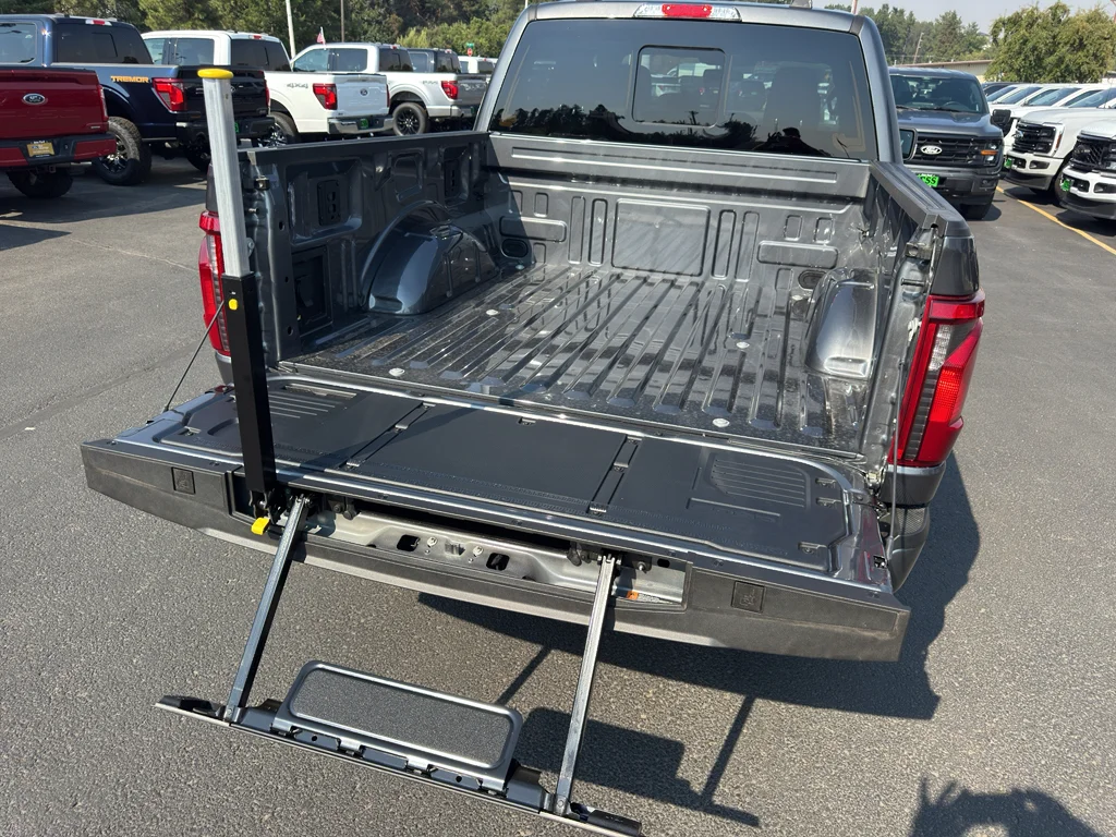 New 2026 Carbonized Gray Metallic Ford XLT image 5