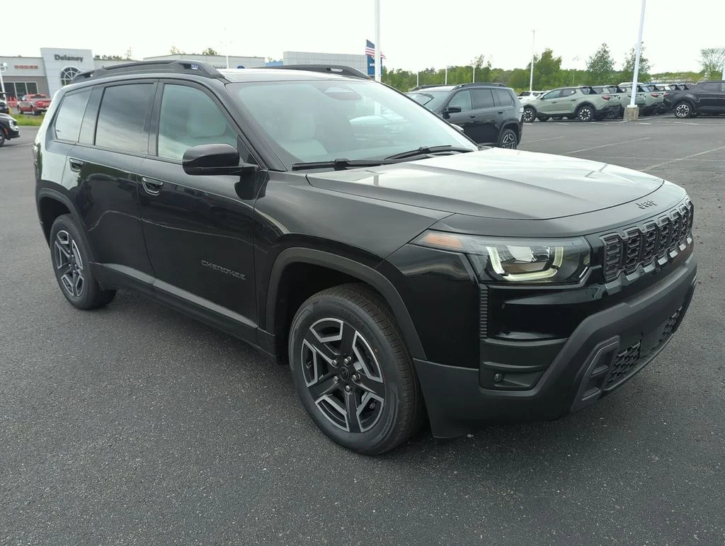 New 2026 Diamond Black Crystal Pearl-Coat Exterior Paint Jeep Limited image 2
