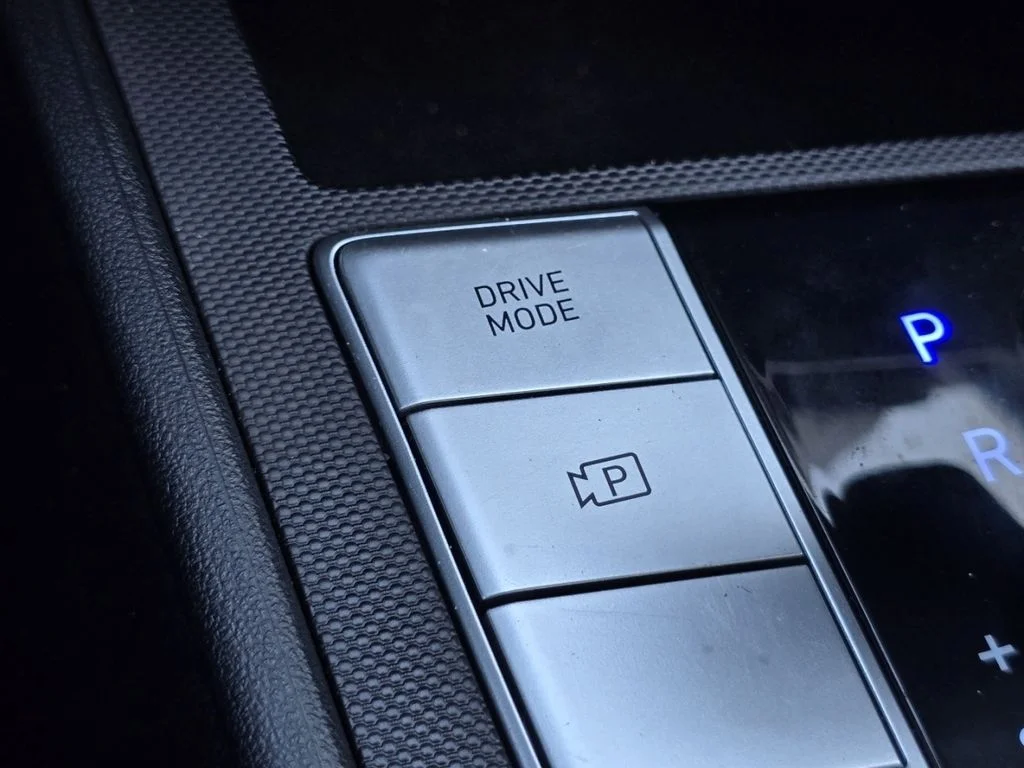 Used 2022 Black Hyundai SEL image 6