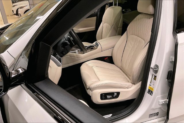 Used 2022 White BMW xDrive40i image 13
