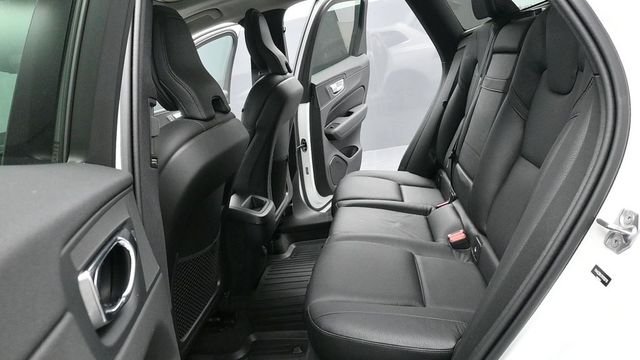 Used 2021 White Volvo T6 Momentum image 22