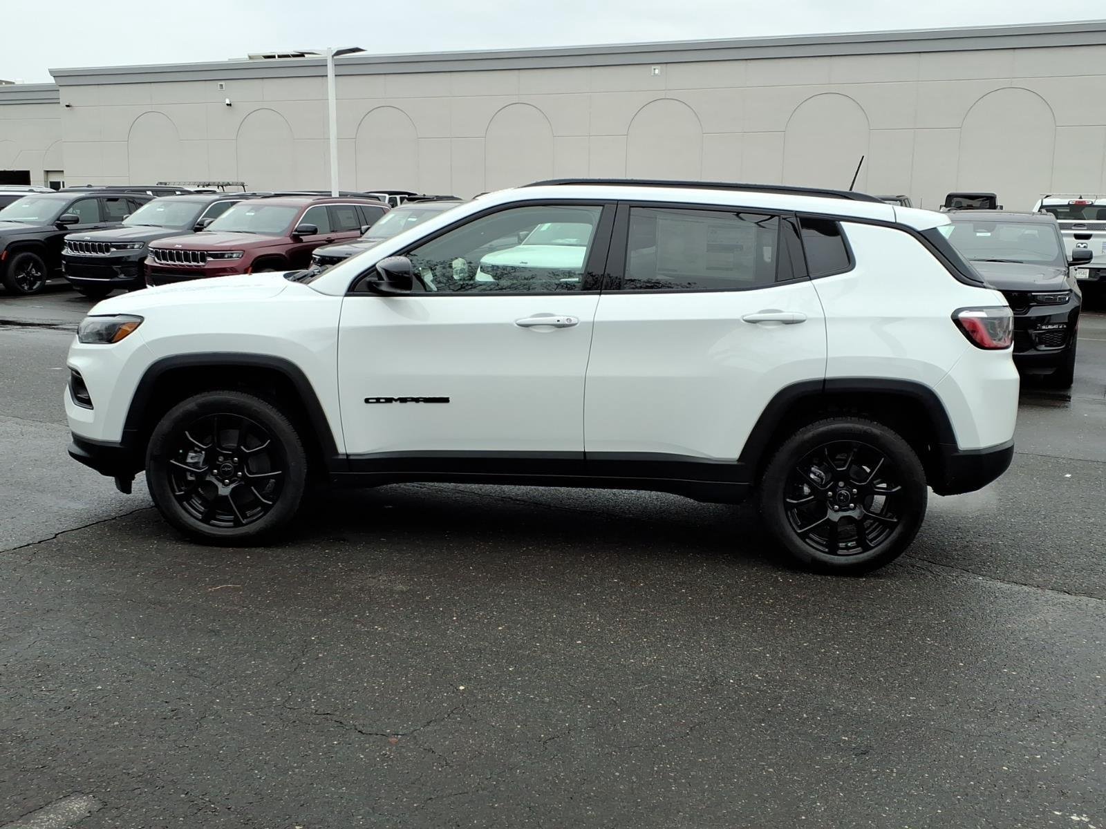 New 2026 Bright White Clear-Coat Exterior Paint Jeep Latitude Altitude image 3