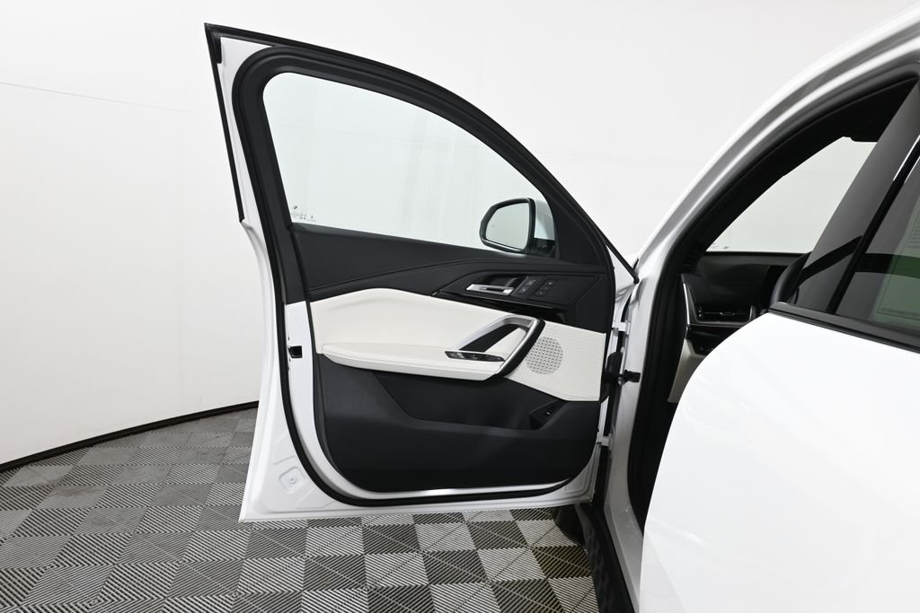 New 2027 Alpine White BMW xDrive28i image 24