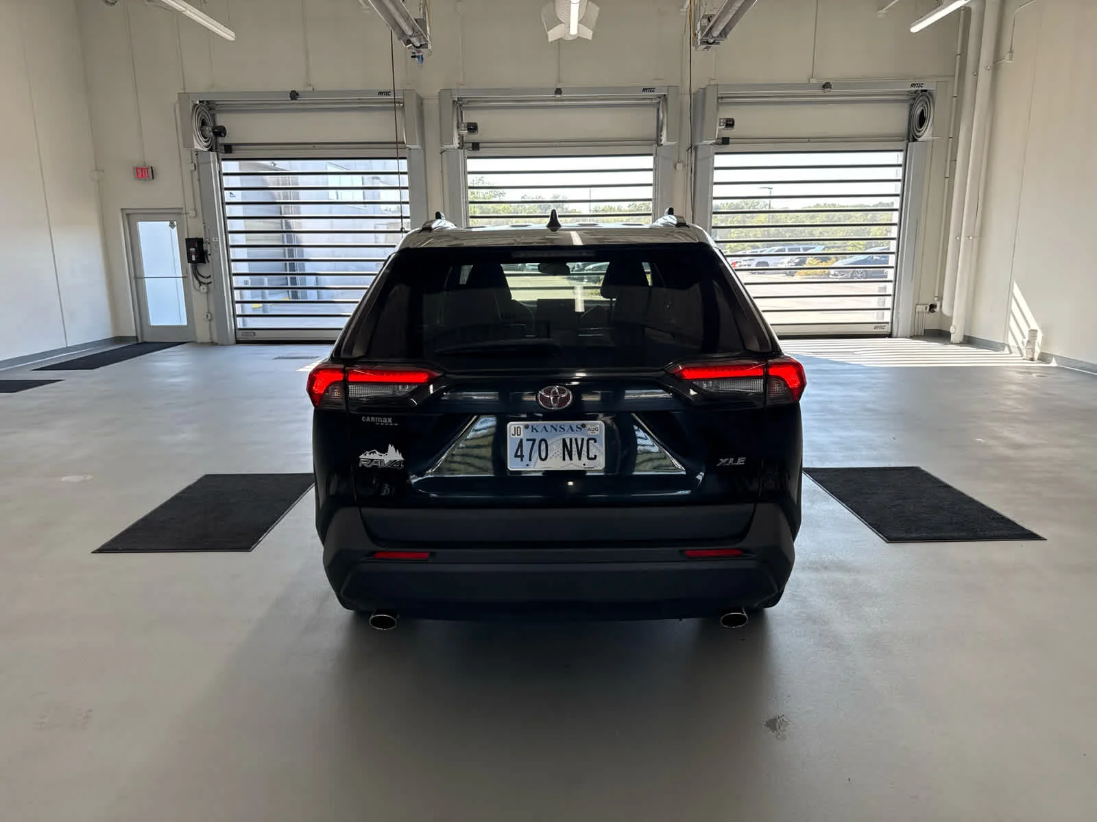 Used 2019 Midnight Black Metallic Toyota XLE Premium image 6