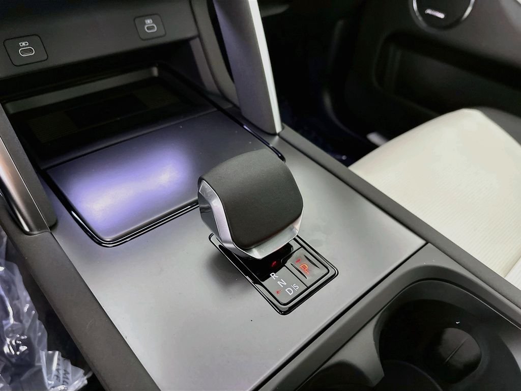 Used 2025  Land Rover SE image 21