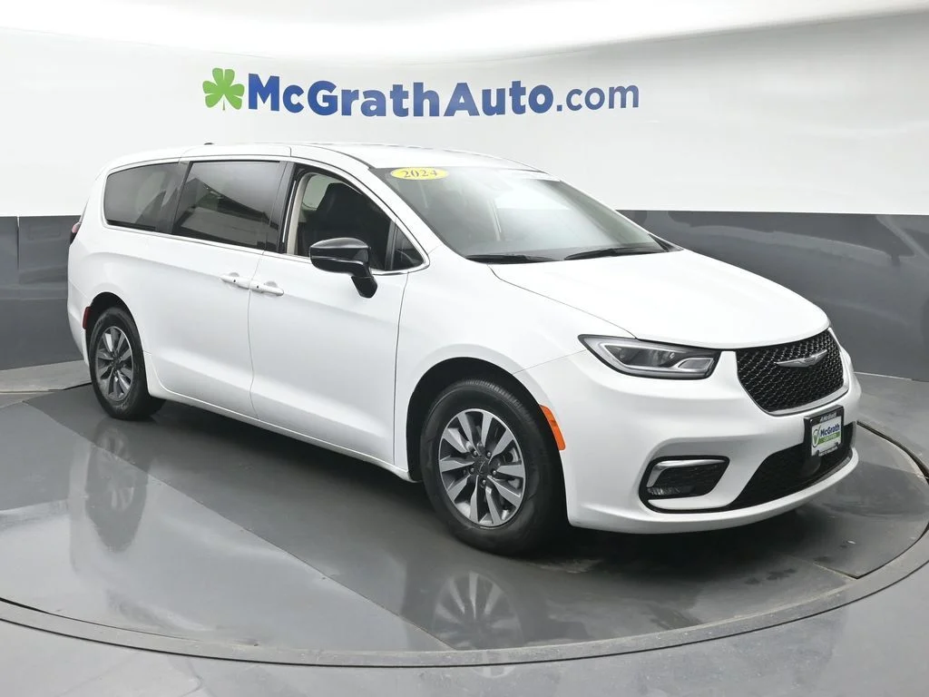 Used 2024 Chrysler Pacifica PHEV Select with VIN 2C4RC1S73RR174646 for sale in Cedar Rapids, IA