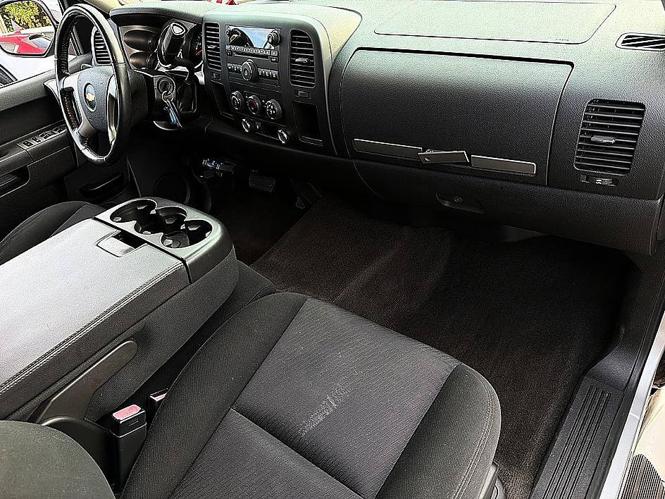 Used 2010 Sheer Silver Metallic Chevrolet LT image 23
