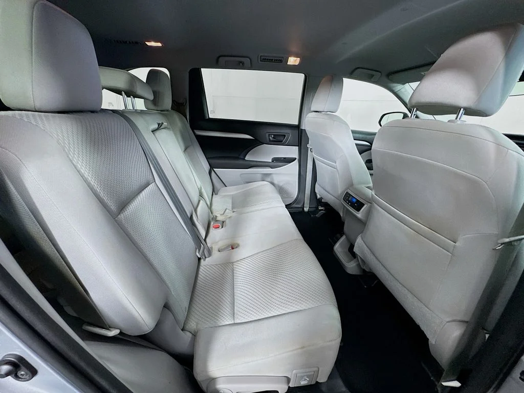 Used 2015 Silver Toyota LE image 32