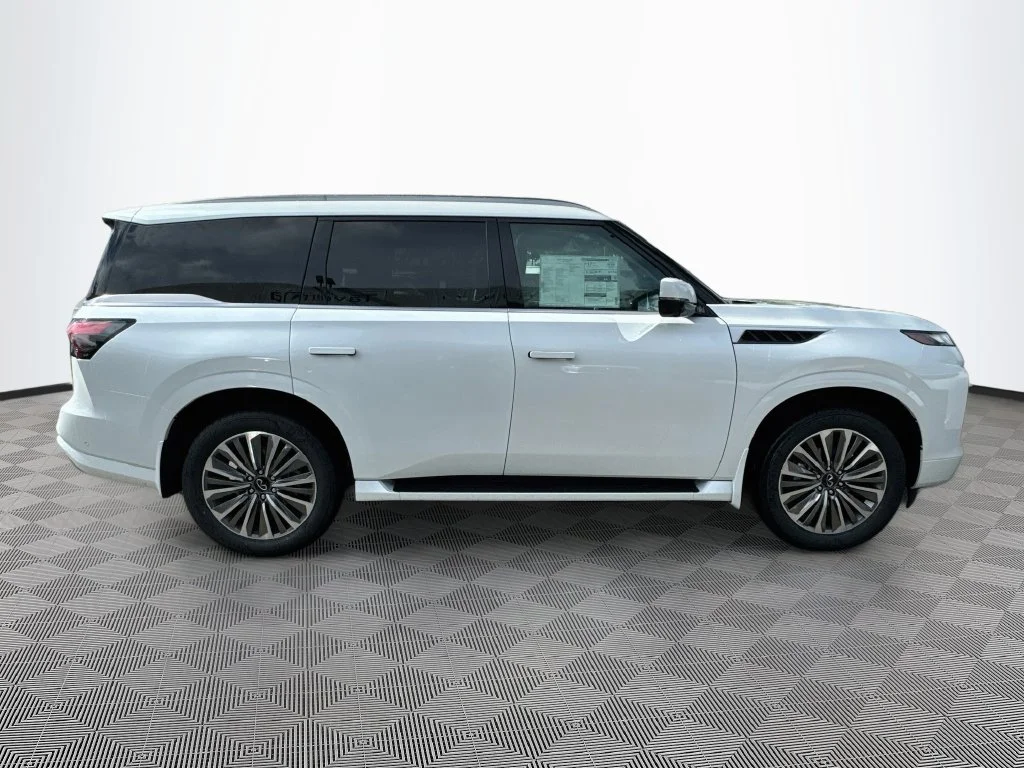 New 2027 RADIANT WHITE INFINITI Luxe 4WD image 4